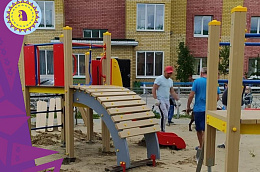 Активные жители Приобья совместными усилиями установили городок для юных приобчан по улице Пионеров