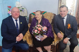 От имени Президента Российской Федерации Владимира Владимировича Путина глава Октябрьского района Сергей Владимирович Заплатин наградил жительниц нашего района юбилейными медалями "80 лет Победы в Великой Отечественной войне"