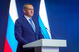 Руслан Кухарук вручил государственные, ведомственные и региональные награды югорчанам в честь 94-летия округа